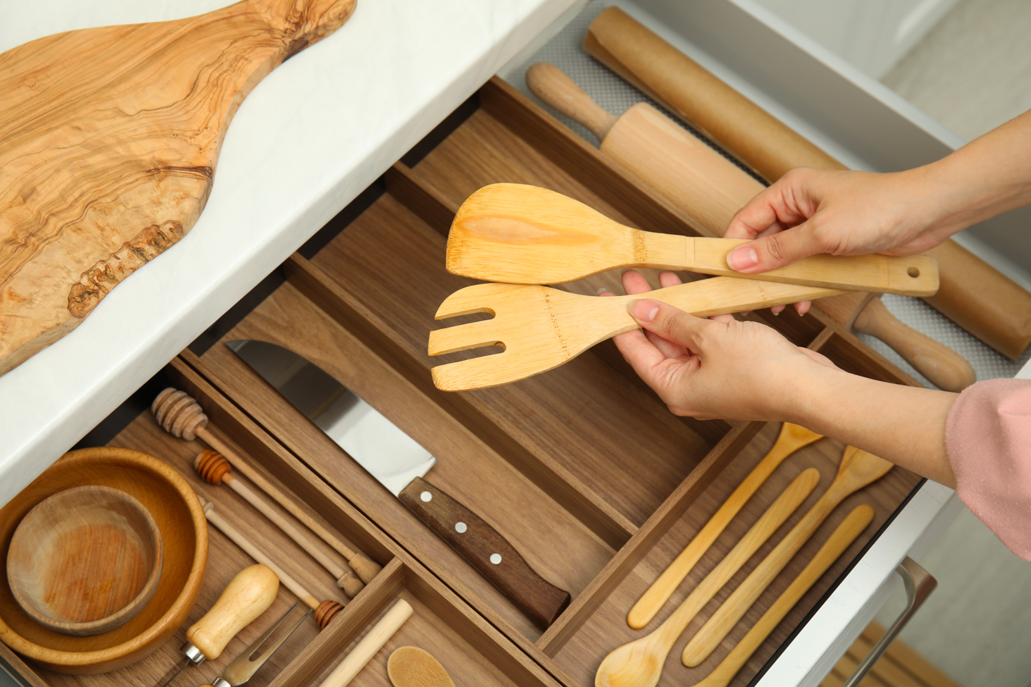Organiser votre tiroir d'ustensiles de cuisine pour gagner de l'espace et du temps