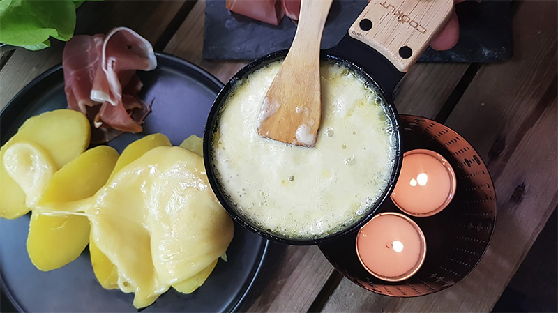 COOKUT - Lumi - Une raclette à la Bougie - Faites Fondre Votre Fromage en 3  Minutes - A Table, Devant la télé ou même en Pique Nique - Spatule Bois  inclues - sans électricité - Pack de 2 appareils : : Cuisine et  Maison